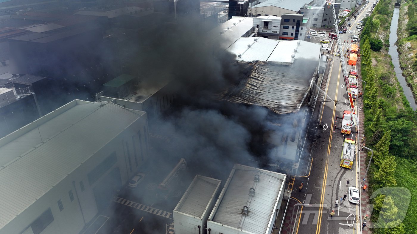 본문 이미지 - 24일 오전 경기 화성시 서신면의 일차전지 제조 업체인 아리셀 공장에서 불이 나 소방 당국이 진화에 나섰다. (독자제공)2024.6.24/뉴스1