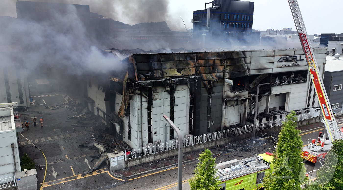 본문 이미지 - 24일 오전 경기 화성시 서신면의 일차전지 제조 업체인 아리셀 공장에서 불이 나 소방 당국이 진화에 나섰다. 이 사고로 공장 내부 관계자 20여명이 공장 2층에서 대피하지 못한 것으로 알려졌다. 이 중 10명은 소재 파악이 안되는 것으로 파악됐다. 사진은 연기가 치솟는 공장 건물. &#40;독자제공&#41;2024.6.24/뉴스1