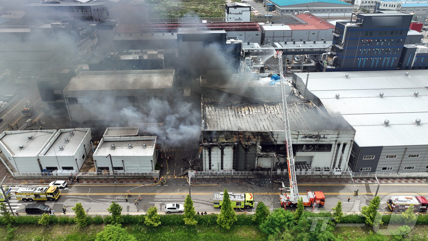 본문 이미지 - 24일 오전 경기 화성시 서신면의 일차전지 제조 업체인 아리셀 공장에서 불이 나 소방 당국이 진화에 나섰다. 이 사고로 공장 내부 관계자 20여명이 공장 2층에서 대피하지 못한 것으로 알려졌다. 이 중 10명은 소재 파악이 안되는 것으로 파악됐다. 사진은 연기가 치솟는 공장 건물. (독자제공)2024.6.24/뉴스1
