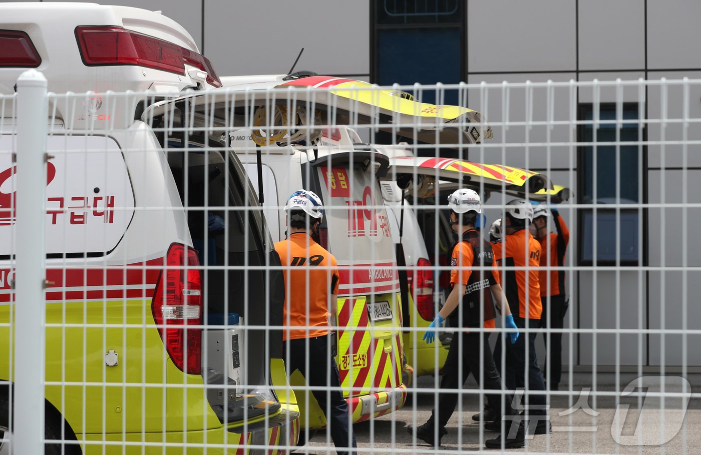본문 이미지 - 화재가 발생한 24일 경기 화성시 일차전지 제조 공장에 구급차가 대기하고 있다. 이 불로 현재까지 1명이 사망한 것으로 파악됐다. 다만 불이 날 당시 공장 내부에 다수 인원이 고립된 것으로 추정돼 피해가 더 늘어날 가능성도 있다고 소방 당국 설명이다. 2024.6.24/뉴스1 ⓒ News1 김영운 기자