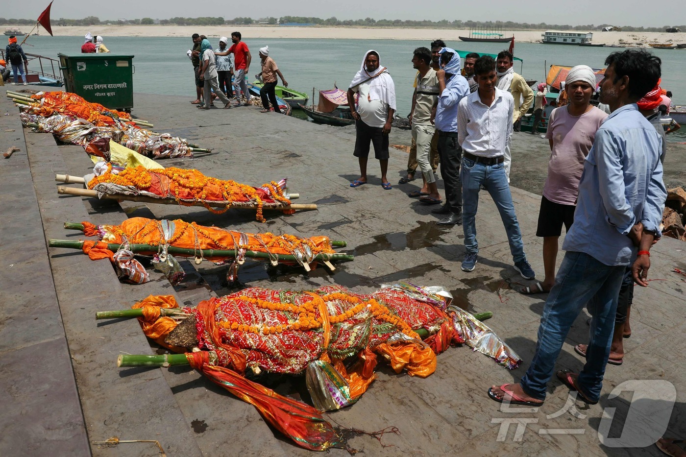 (바라나시 AFP=뉴스1) 임여익 기자 = 인도 갠지스 강둑에 있는 가장 신성한 화장터 중 하나인 마니카르니카 가트에서 15일(현지시간) 장례 의식이 치러지고 있다. 2024.06 …