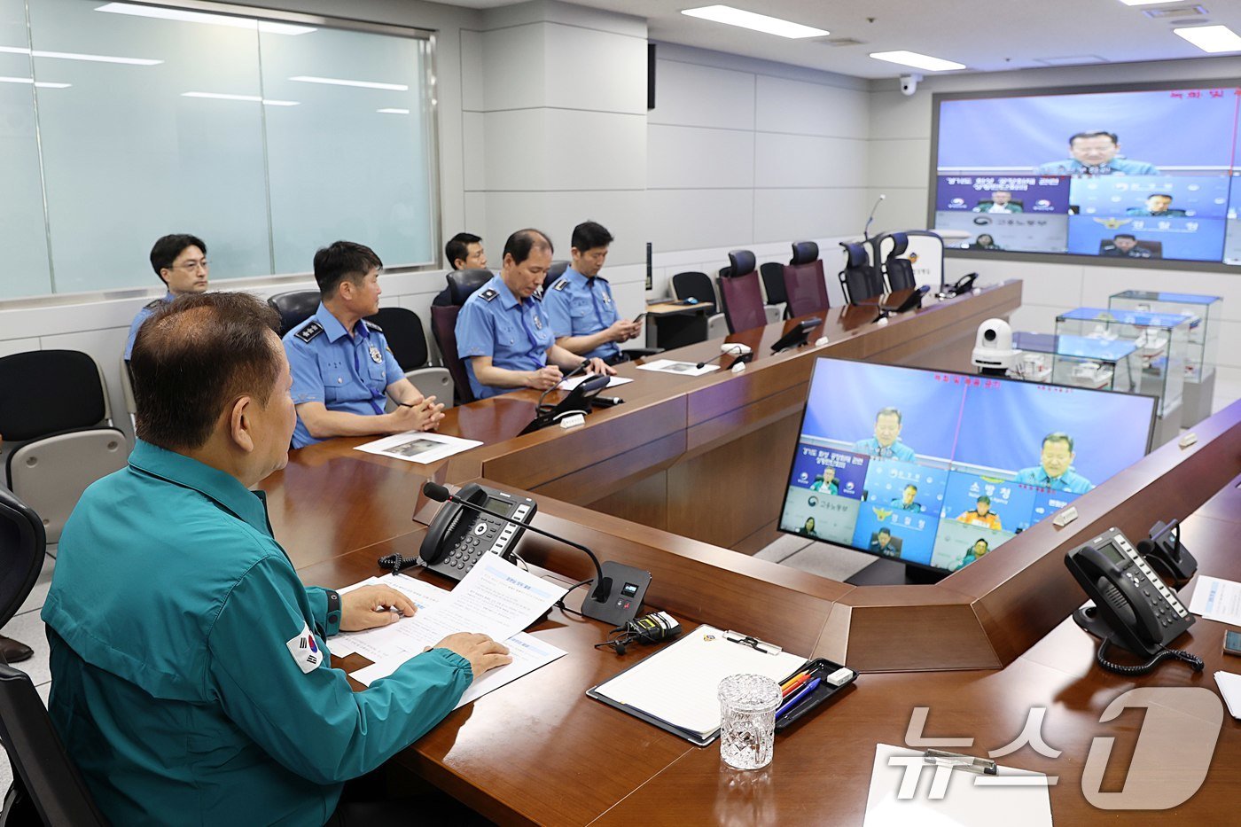 이상민 행정안전부 장관이 24일 오전 인천 연수구 해양경찰청 종합상황실에서 경기도 화성시 공장 화재와 관련해 중앙재난안전대책본부 영상 회의를 주재하고 있다. &#40;행정안전부 제공&#41; 2024.6.24/뉴스1