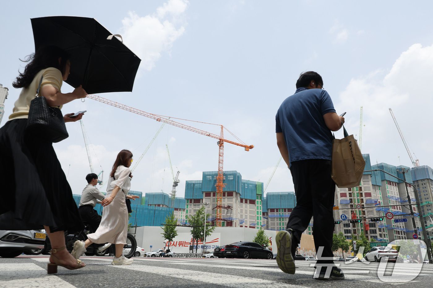 (서울=뉴스1) 신웅수 기자 = 타워크레인을 설치하고 해체하는 노동자들이 무기한 파업에 돌입했다.전국타워크레인설·해체노동조합은 타워크레인을 하루 만에 설치해야 하는 무리한 작업 방 …