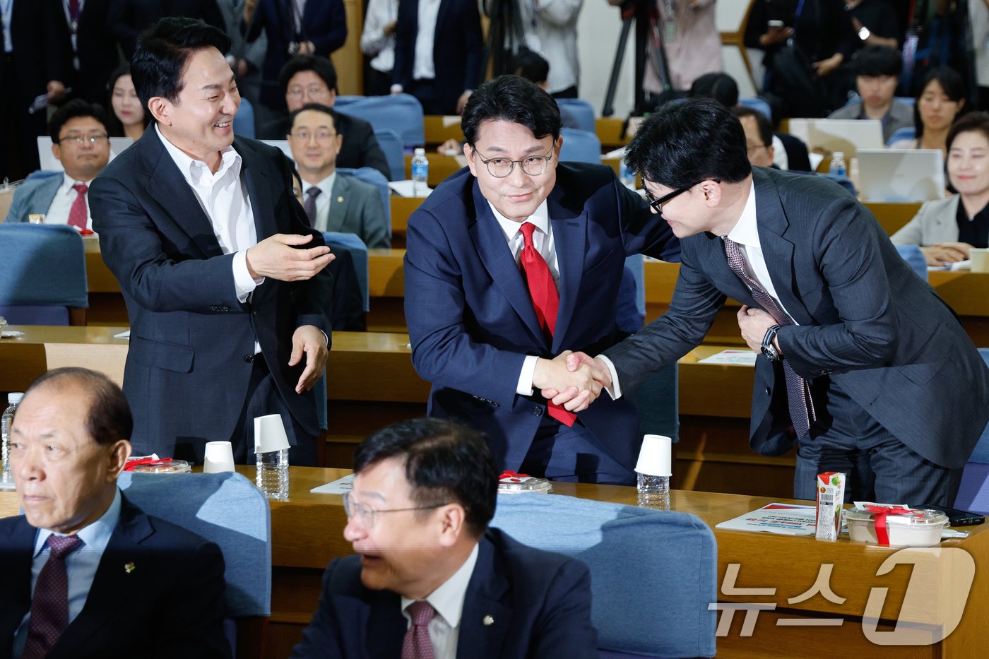 국민의힘 당대표 선거에 출사표를 던진 한동훈 전 비상대책위원장&#40;오른쪽부터&#41;, 윤상현 의원, 원희룡 전 국토교통부 장관이 24일 오전 서울 여의도 국회의원회관에서 ‘헌법 제84조 논쟁, 피고인이 대통령 되면 재판이 중단되는가?’ 주제로 열린 국민의힘 초선의원 첫번째 공부모임에 참석해 인사를 나누고 있다. 2024.6.24/뉴스1 ⓒ News1 안은나 기자