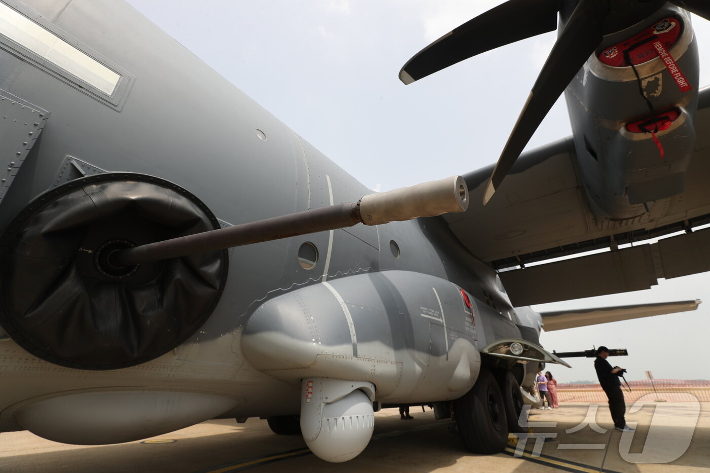 본문 이미지 - 24일 오전 경기 평택시 주한미군 오산공군기지에서 열린 'AC-130J 고스트라이더 미디어데이'에서 AC-130J가 공개되고 있다. 2024.6.24/뉴스1 ⓒ News1 김영운 기자