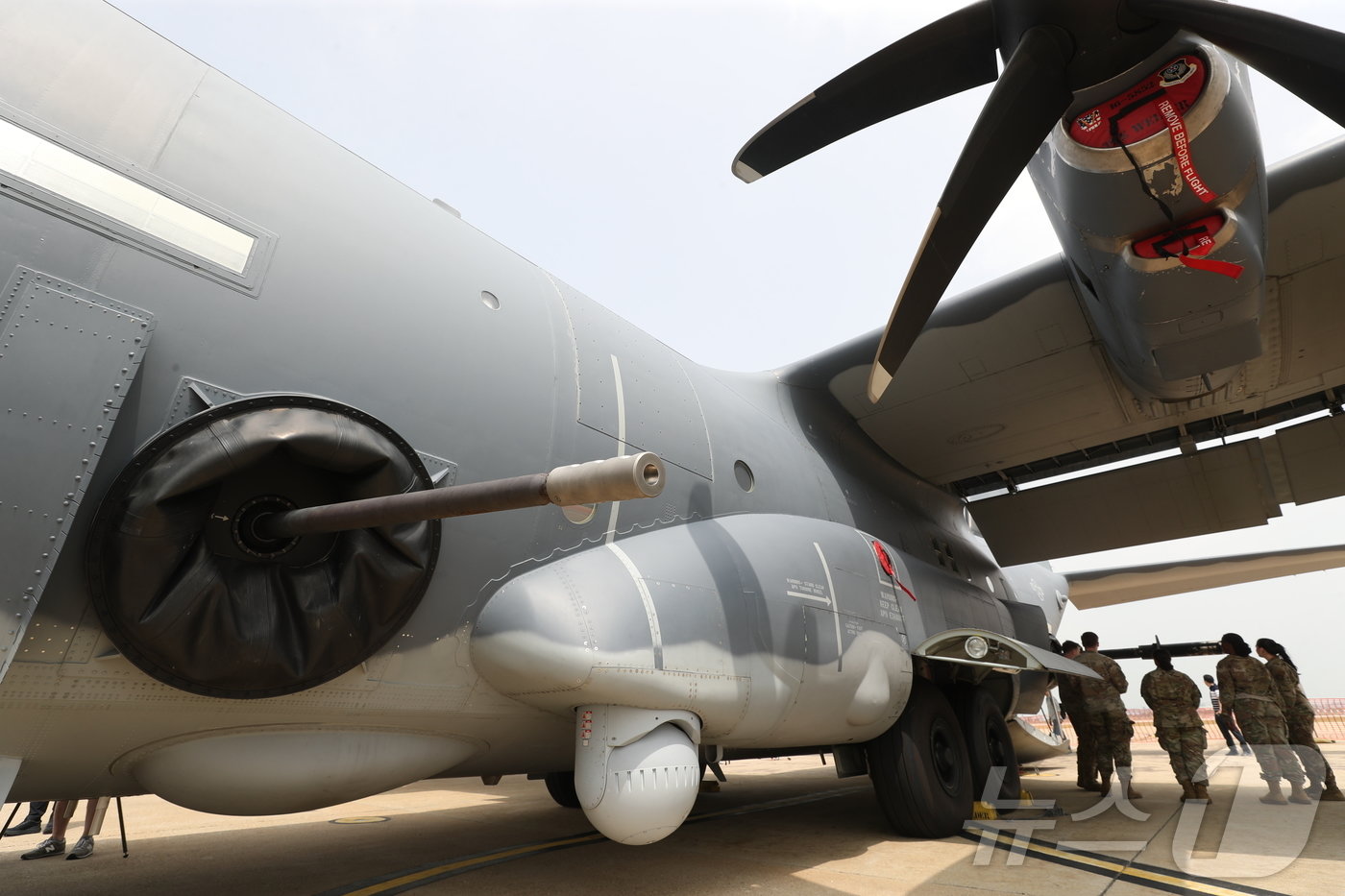 본문 이미지 - 24일 오전 경기 평택시 주한미군 오산공군기지에서 열린 'AC-130J 고스트라이더 미디어데이'에서 AC-130J가 공개되고 있다. 2024.6.24/뉴스1 ⓒ News1 김영운 기자