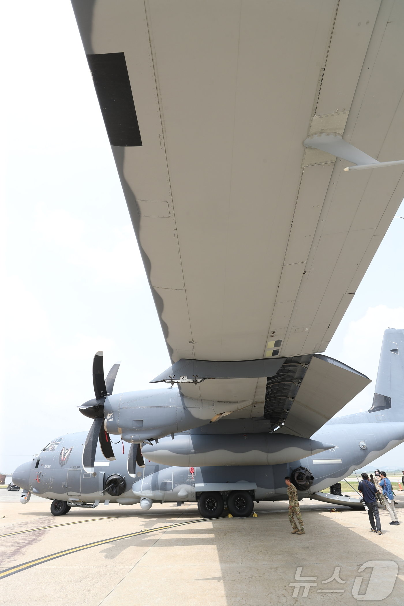 본문 이미지 - 24일 오전 경기 평택시 주한미군 오산공군기지에서 열린 'AC-130J 고스트라이더 미디어데이'에서 AC-130J가 공개되고 있다. 2024.6.24/뉴스1 ⓒ News1 김영운 기자