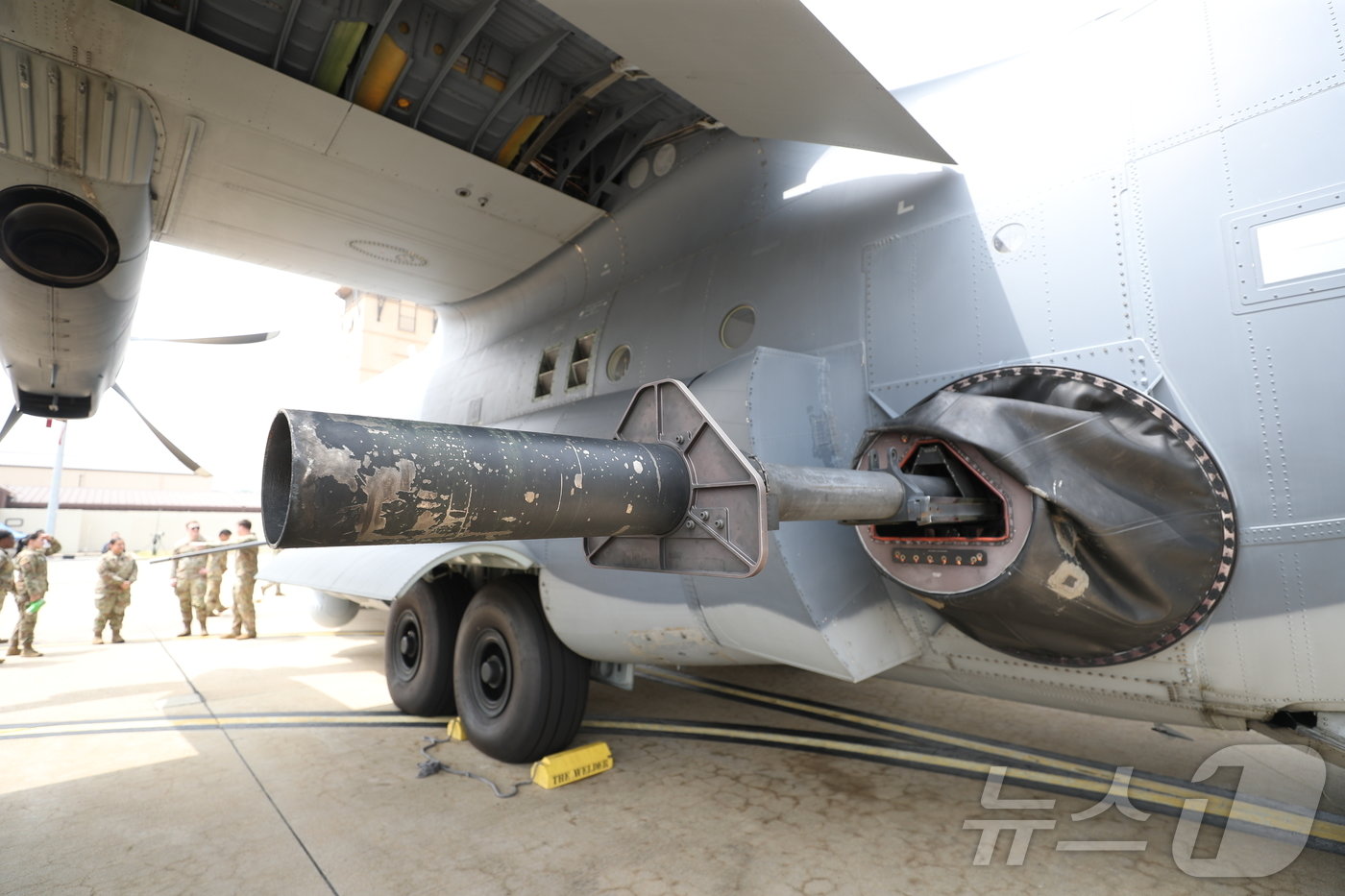 본문 이미지 - 24일 오전 경기 평택시 주한미군 오산공군기지에서 열린 'AC-130J 고스트라이더 미디어데이'에서 AC-130J가 공개되고 있다. 2024.6.24/뉴스1 ⓒ News1 김영운 기자