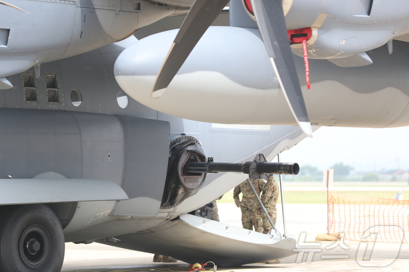 (평택=뉴스1) 김영운 기자 = 24일 오전 경기 평택시 주한미군 오산공군기지에서 열린 'AC-130J 고스트라이더 미디어데이'에서 AC-130J가 공개되고 있다. 2024.6.2 …