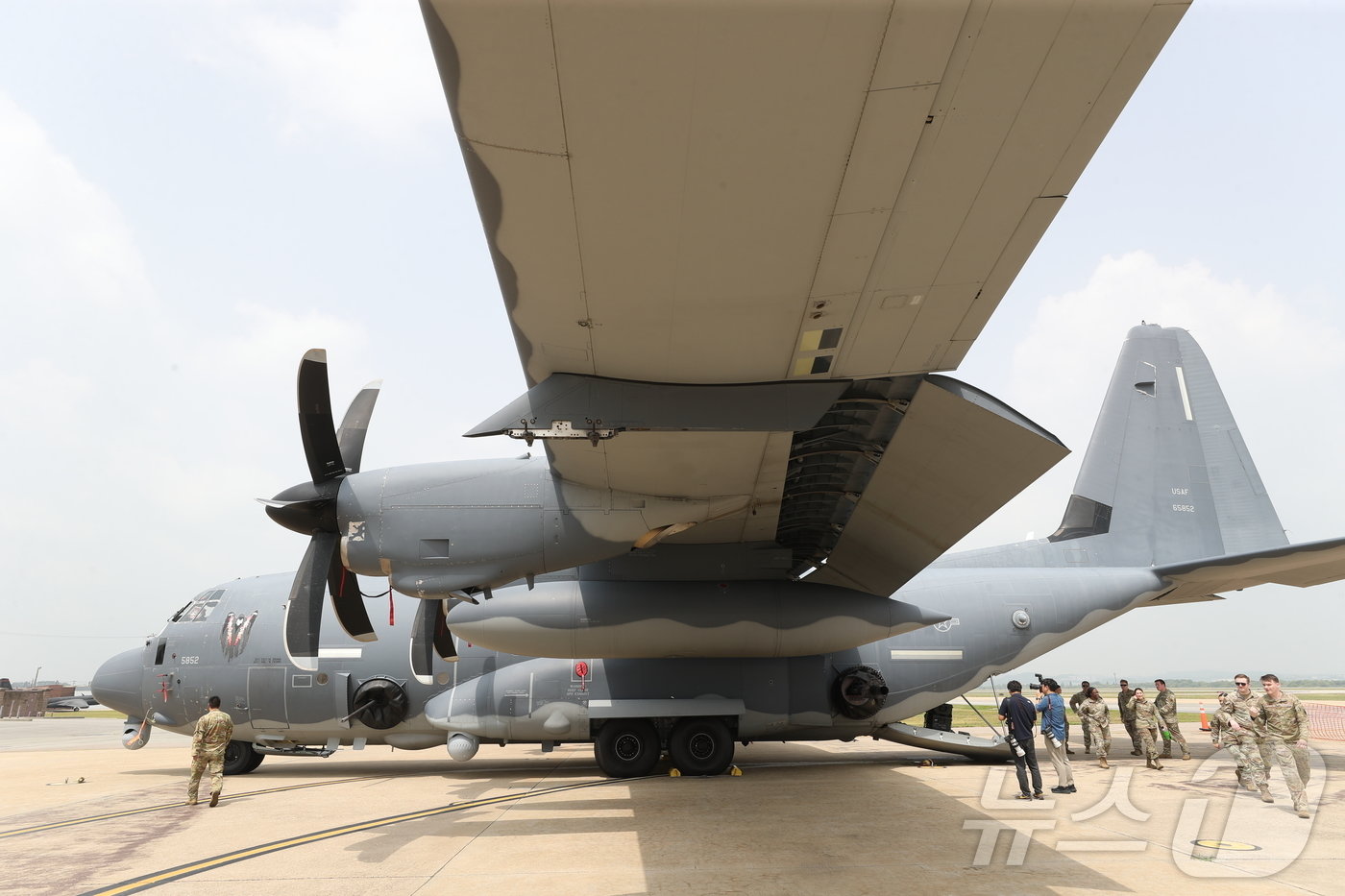 24일 오전 경기 평택시 주한미군 오산공군기지에서 열린 &#39;AC-130J 고스트라이더 미디어데이&#39;에서 AC-130J가 공개되고 있다. 2024.6.24/뉴스1 ⓒ News1 김영운 기자