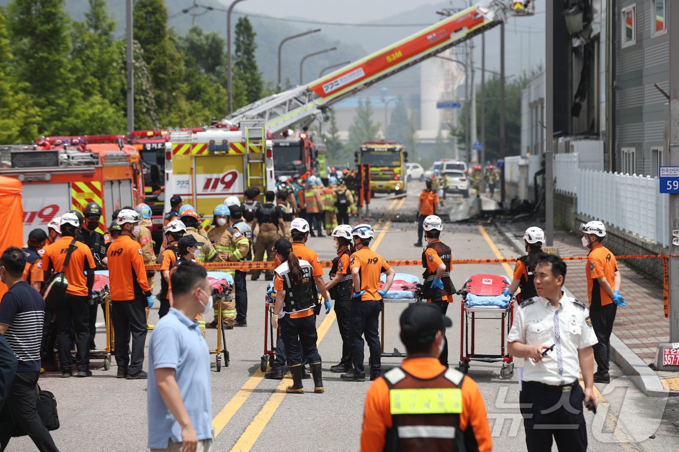 본문 이미지 - 화재가 발생한 24일 경기 화성시 일차전지 제조 공장에 구급대원들이 대기하고 있다. 이 불로 현재까지 1명이 사망한 것으로 파악됐다. 다만 불이 날 당시 공장 내부에 다수 인원이 고립된 것으로 추정돼 피해가 더 늘어날 가능성도 있다고 소방 당국 설명이다. 2024.6.24/뉴스1 ⓒ News1 김영운 기자