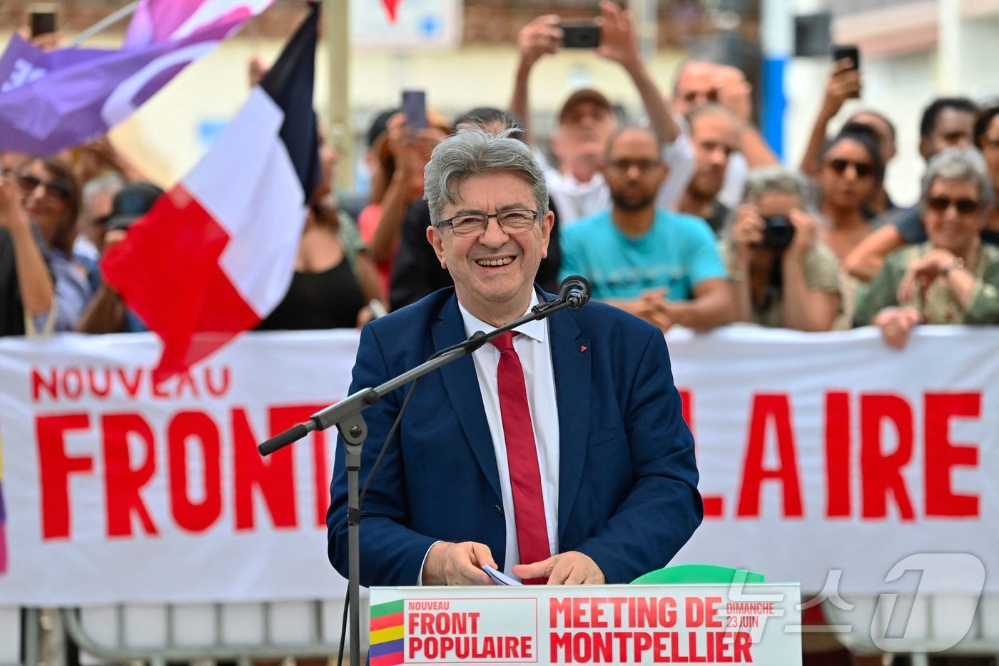 본문 이미지 - 프랑스 극좌 정당 굴복하지않는프랑스(LFI)의 장 뤽 멜랑숑 대표가 23일(현지시간) 프랑스 남부 몽펠리에의 총선 유세 현장에서 웃음 짓고 있다. 2024.06.23 ⓒ AFP=뉴스1 ⓒ News1 임여익 기자