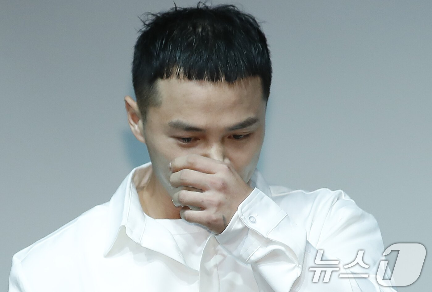 본문 이미지 - 래퍼 마이크로닷이 24일 서울 구로구 예술나무씨어터에서 가진 새 EP '다크사이드(DARKSIDE)' 발매 기념 쇼케이스에서 '빚투 논란'에 대해 사과한 뒤 눈물을 닦고 있다. 마이크로닷은 지난 2018년 불거졌던 부모 '빚투' 논란 이후 약 6년 만에 쇼케이스로 공식서상에 나섰다. 2024.6.24/뉴스1 ⓒ News1 권현진 기자