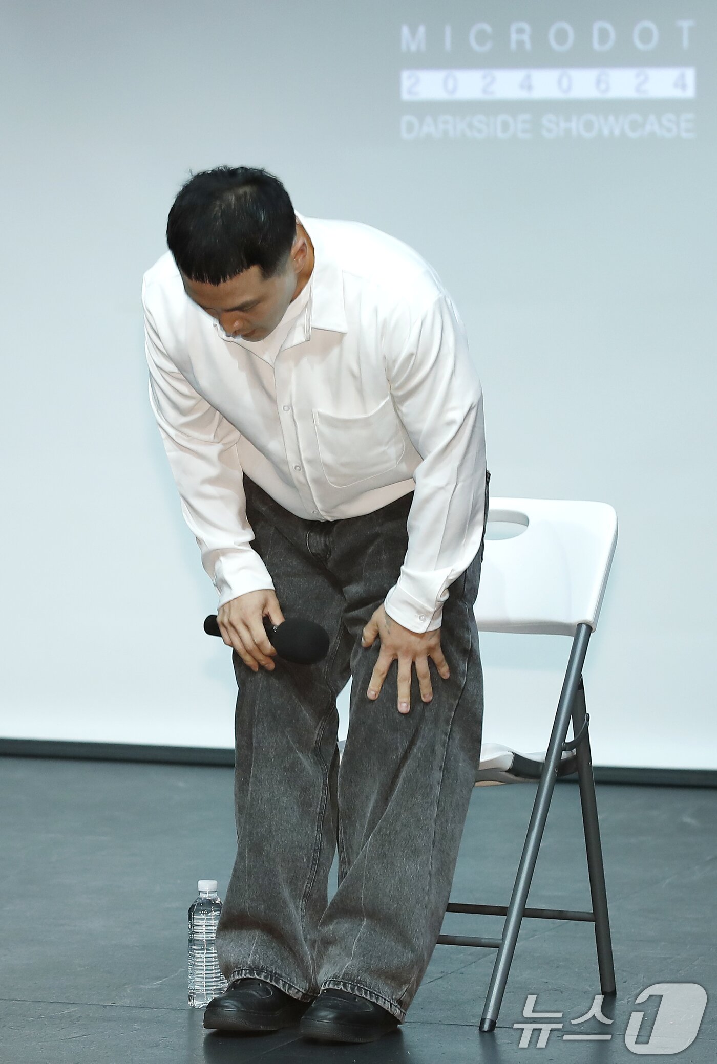 본문 이미지 - 래퍼 마이크로닷이 24일 서울 구로구 예술나무씨어터에서 가진 새 EP '다크사이드(DARKSIDE)' 발매 기념 쇼케이스에서 '부모 빚투 논란'에 대해 사과하고 있다. 마이크로닷은 지난 2018년 불거졌던 부모 '빚투' 논란 이후 약 6년 만에 쇼케이스로 공식서상에 나섰다. 2024.6.24/뉴스1 ⓒ News1 권현진 기자