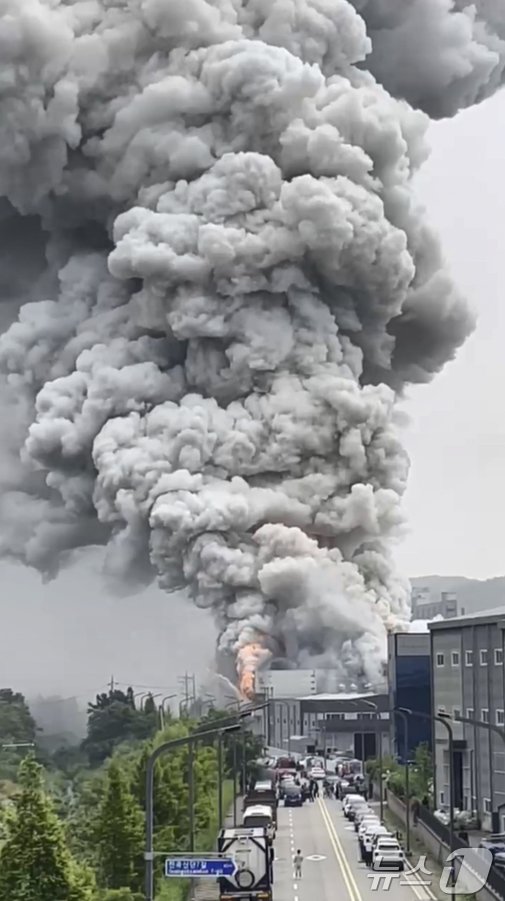 본문 이미지 - 24일 오전 경기 화성시 서신면의 일차전지 제조 업체인 아리셀 공장에서 불이 나 소방 당국이 진화에 나섰다. 이 사고로 공장 내부 관계자 20여명이 공장 2층에서 대피하지 못한 것으로 알려졌다. 이 중 10명은 소재 파악이 안되는 것으로 파악됐다. 사진은 연기가 치솟는 공장 건물. (독자제공)2024.6.24/뉴스1