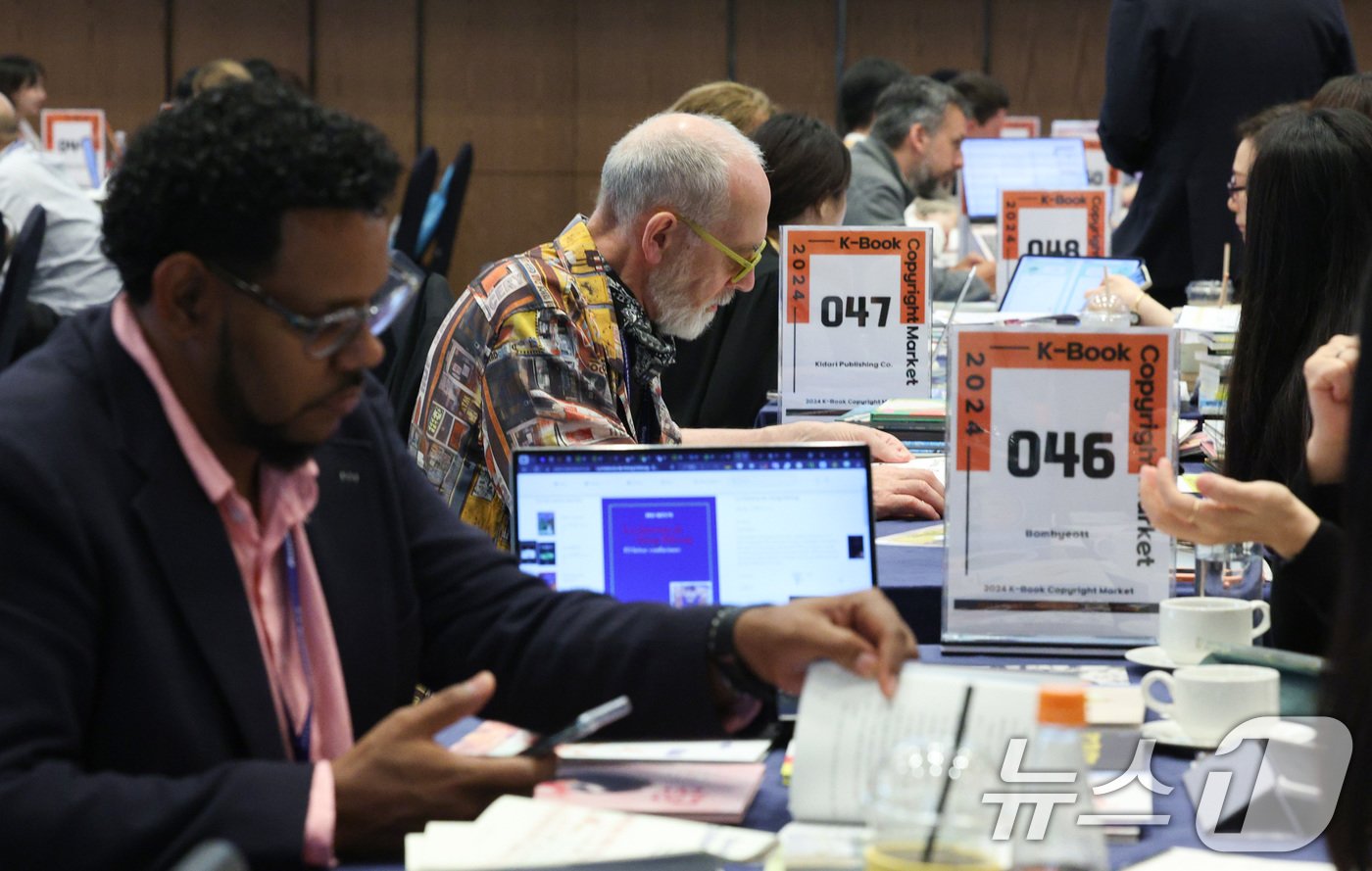 본문 이미지 - 서울 송파구 롯데호텔 월드에서 열린 K-북 저작권 마켓에서 외국인 출판 바이어들이 책을 살펴보고 있다. 2024.6.24/뉴스1 ⓒ News1 신웅수 기자