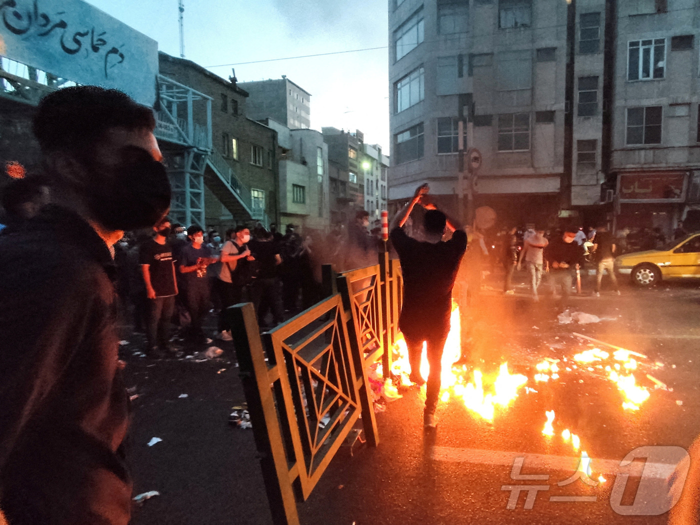 (테헤란 로이터=뉴스1) 임여익 기자 = 지난 2022년 9월 21일 마흐사 아미니의 죽음에 항의하는 이란인들이 수도 테헤란 중심부에서 화염병을 던지며 거찰게 시위를 벌이고 있다. …