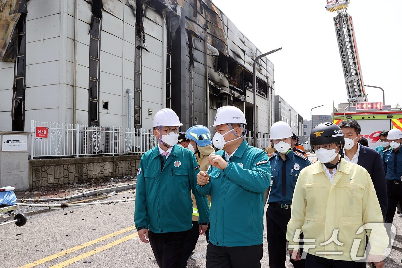 이상민 행정안전부 장관이 24일 경기도 화성시 서신면 소재 일차전지 제조 업체 공장의 화재 현장을 방문, 소방관들의 화재진압 활동 상황 등을 점검하고 있다. &#40;행정안전부 제공&#41; 2024.6.24/뉴스1