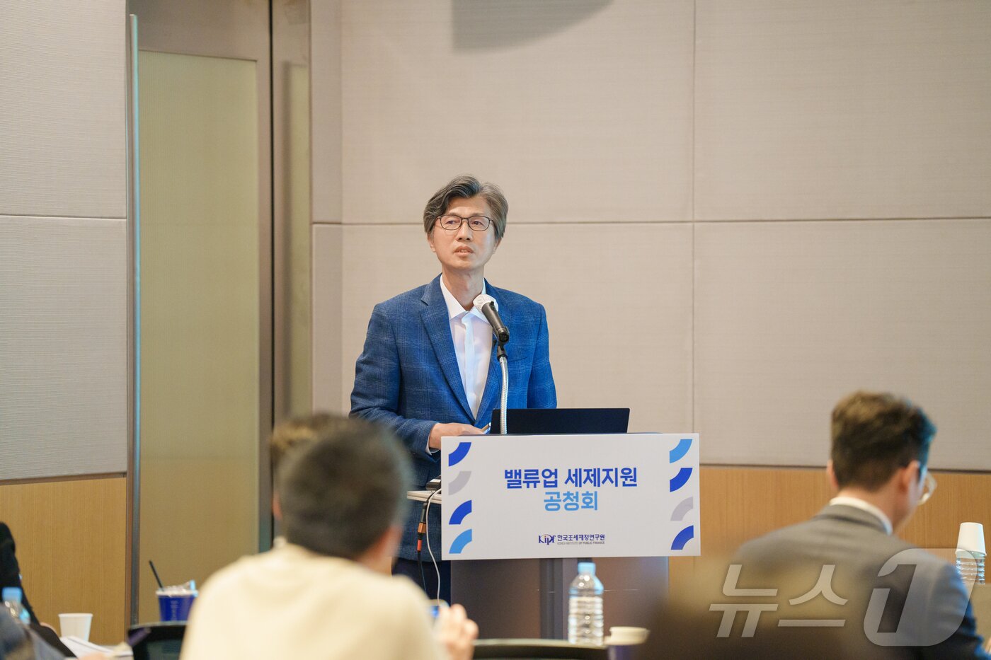 본문 이미지 - 심충진 건국대 경영학과 교수가 24일 서울 여의도 FKI타워 2층 사파이어홀에서 열린 밸류업 세제지원 공청회에서 '밸류업을 위한 상속세제 지원안'을 주제로 발제를 하고 있다. 2024.06.24. (한국조세재정연구원 제공)