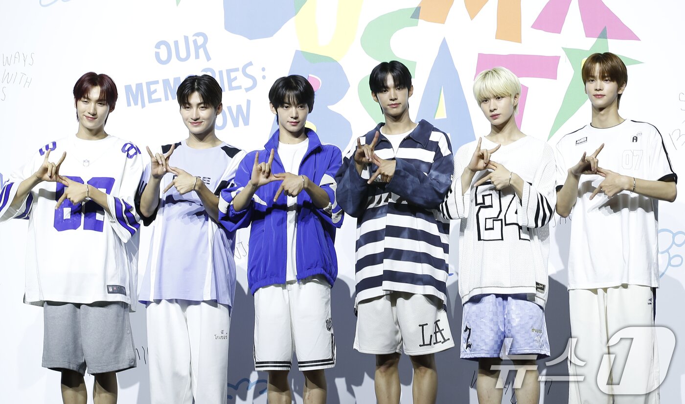 본문 이미지 - 그룹 투어스의 영재(왼쪽부터)와 지훈, 한진, 도훈, 경민, 신유 ⓒ News1