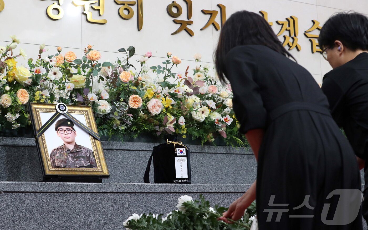 본문 이미지 - 성전환 수술 후 강제 전역 처분을 받고 숨진 고(故) 변희수 전 하사의 국립대전현충원 안장식이 열린 24일 오후 국립대전현충원 충혼당에서 추모객들이 헌화 하고 있다.2024.6.24/뉴스1 ⓒ News1 김기남 기자