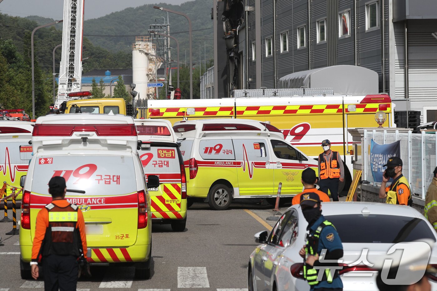 본문 이미지 - 24일 경기 화성시에 위치한 일차전지 제조 공장 아리셀에서 화재가 발생, 구급차가 화재 현장으로 들어가고 있다. 2024.6.24/뉴스1 ⓒ News1 김영운 기자