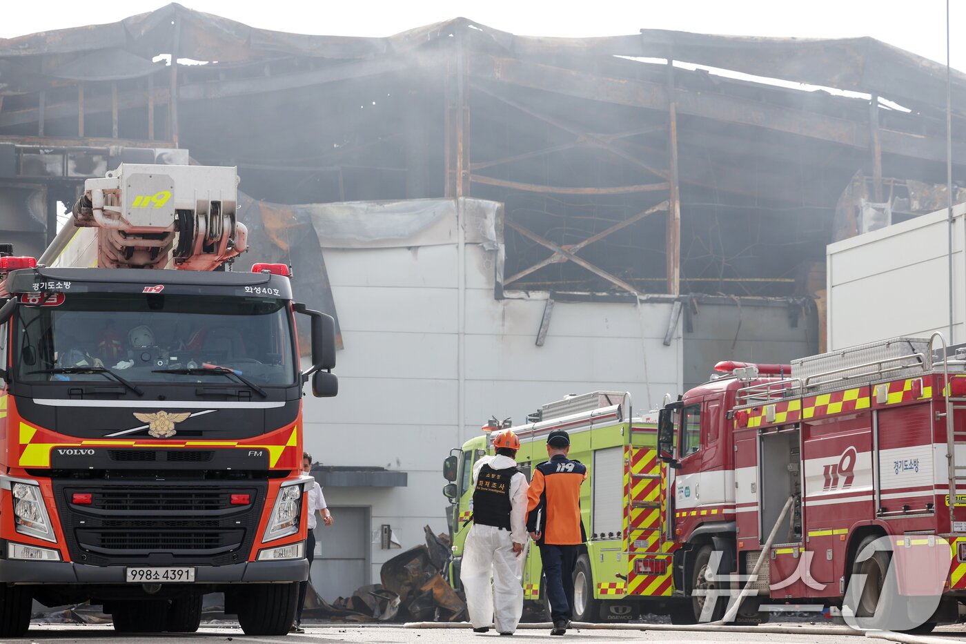 본문 이미지 - 24일 경기 화성시에 위치한 일차전지 제조 공장 아리셀에서 발생한 화재 현장에서 소방대원들이 화재조사에 나서고 있다. 2024.6.24/뉴스1 ⓒ News1 민경석 기자