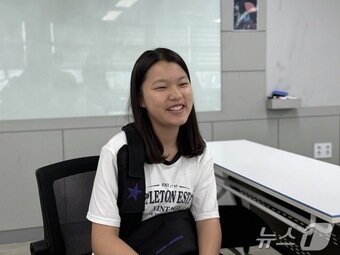 본문 이미지 - 21일 오후 서울 성북구 시립성북청소년센터에서 수업에 참여한 임소은 학생이 인터뷰를 하고 있다. ⓒ 뉴스1