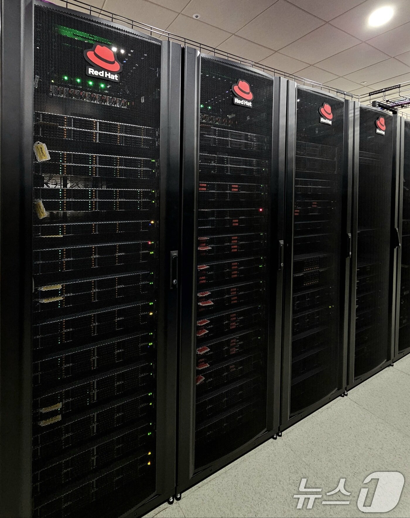 본문 이미지 - 삼성전자가 글로벌 오픈소스 솔루션 선도기업 레드햇&#40;Red Hat&#41;이 인증한 CXL&#40;Compute Express Link&#41; 인프라를 구축했다고 25일 밝혔다. CXL 제품 인증을 내부에서 자체 완료한 후 레드햇 등록 절차를 즉시 진행할 수 있어 신속한 제품 개발이 가능해졌으며, 고객들과 개발단계부터 제품 최적화를 진행해 맞춤 솔루션을 제공할 수 있게 됐다. &#40;삼성전자 제공&#41; 2024.6.25/뉴스1