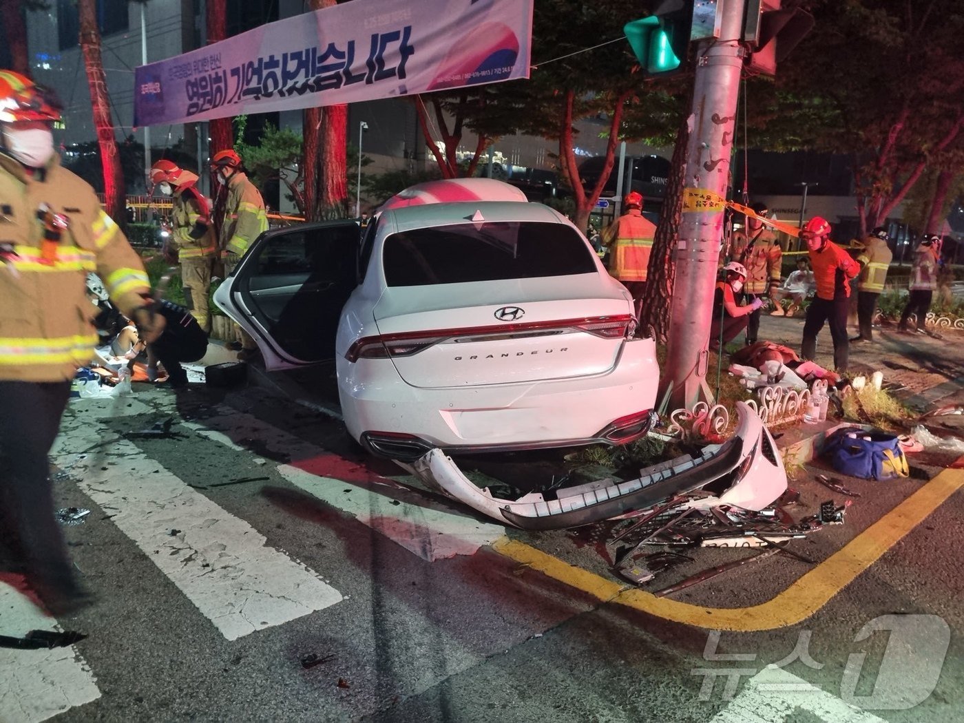 본문 이미지 - 지난 25일 오전 3시3분쯤 광주 서구 광천사거리에서 A 씨(26)가 몰던 그랜저 차량이 SUV를 들이받고 인도로 돌진해 소방당국이 현장을 수습하고 있다.(광주 서부소방서 제공)2024.6.25/뉴스1