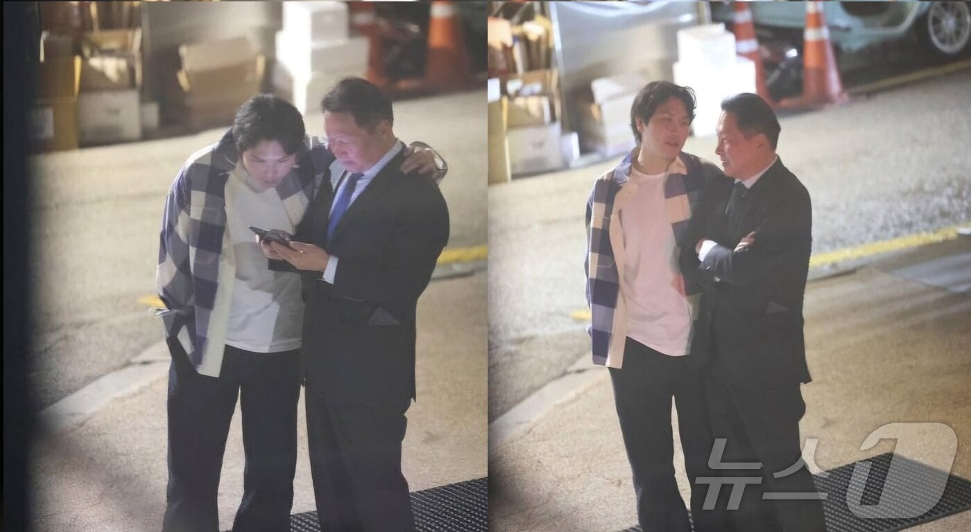 본문 이미지 - 최태원 SK그룹 회장이 장남인 최인근씨와 5일 서울 강남의 한 거리에서 대화하는 모습이 포착됐다.(온라인커뮤니티 갈무리)