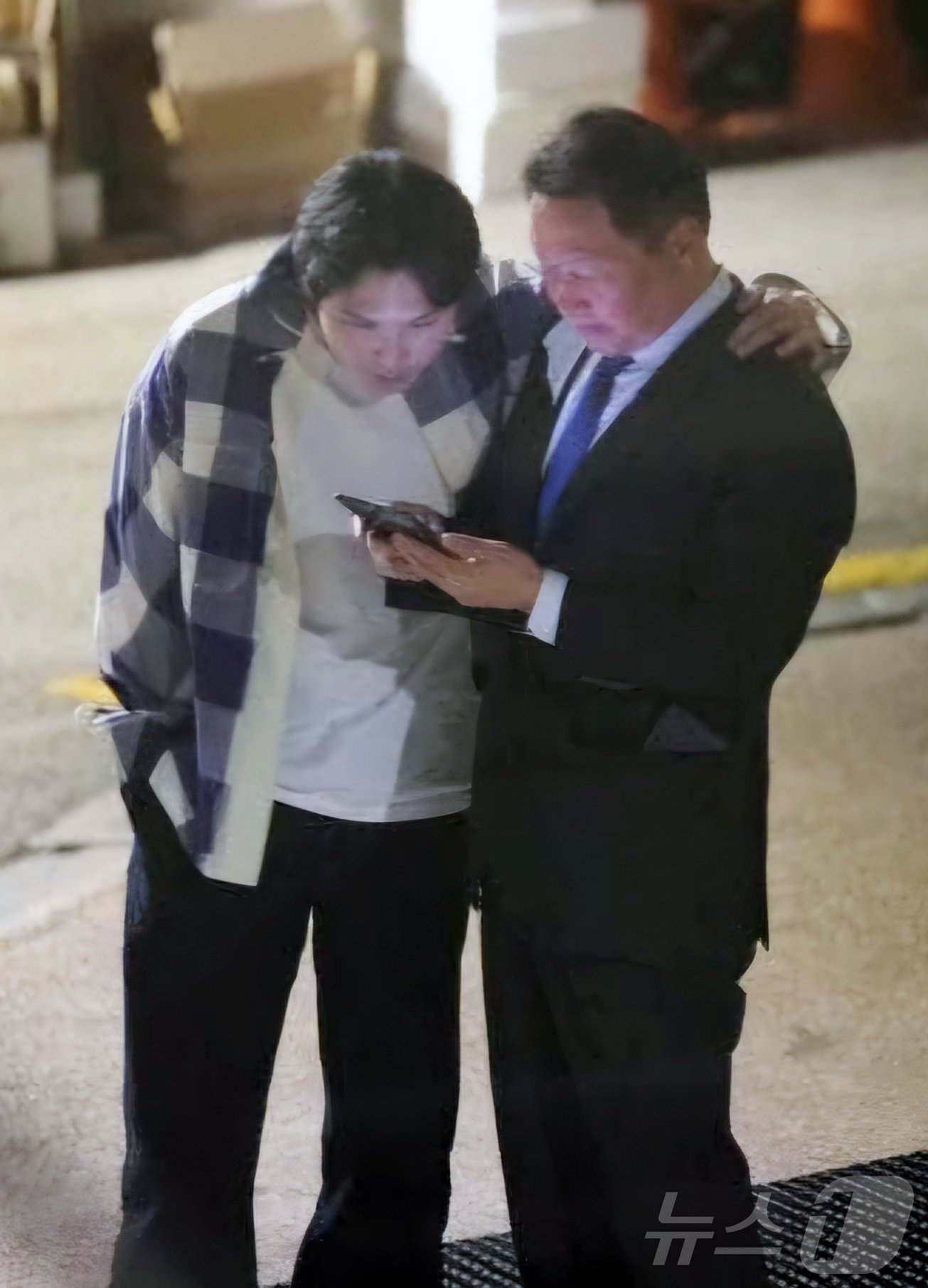 본문 이미지 - 최태원 SK그룹 회장이 지난 5일 서울 강남구 한 식당 앞에서 장남인 최인근씨와 어꺄동무를 한 채 대화하는 모습 포착됐다. (온라인 커뮤니티 캡처)2024.6.25/뉴스1