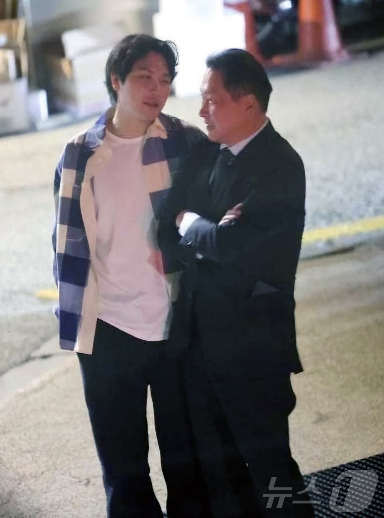 본문 이미지 - 최태원 SK그룹 회장이 지난 5일 서울 강남구 한 식당 앞에서 장남인 최인근씨와 다정하게 대화하는 모습이 포착됐다. (온라인 커뮤니티 캡처)2024.6.25/뉴스1