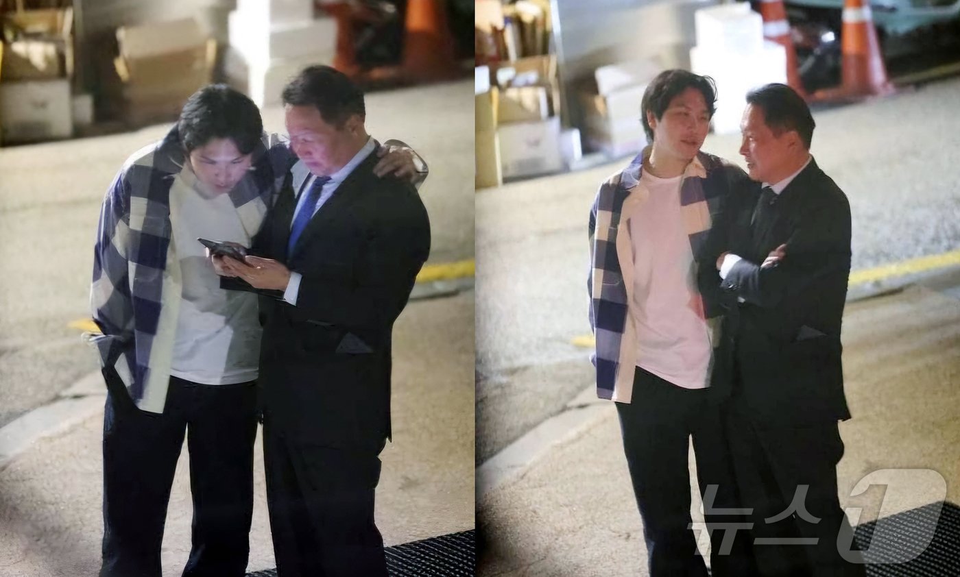 본문 이미지 - 최태원 SK그룹 회장이 지난 5일 서울 강남구 한 식당 앞에서 장남인 최인근씨와 어꺄동무를 한 채 대화하는 모습 포착됐다. (온라인 커뮤니티 캡처)2024.6.25/뉴스1