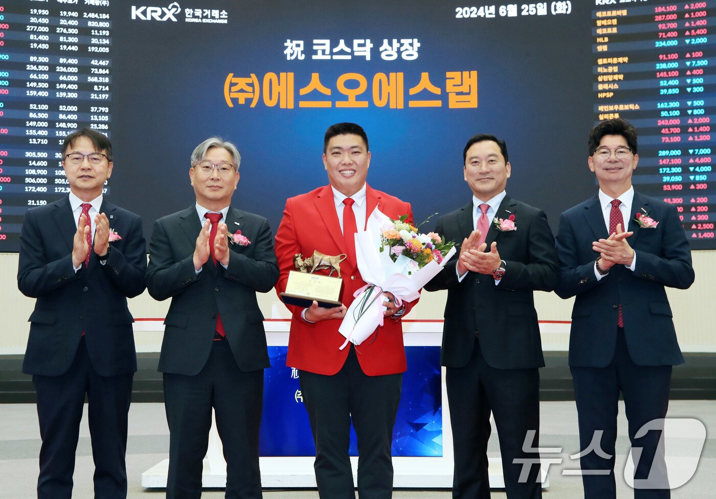 본문 이미지 - 25일 서울 영등포구 한국거래소에서 열린 에스오에스랩 코스닥시장 상장기념식에서 상장기념패 전달 후 김대영 한국IR협의회 부회장(왼쪽부터), 홍순욱 한국거래소 코스닥시장본부장, 정지성 에스오에스랩 대표이사, 김성환 한국투자증권 대표이사, 김준만 코스닥협회 상무가 기념촬영을 하고 있다. (한국거래소 제공) 2024.6.25/뉴스1