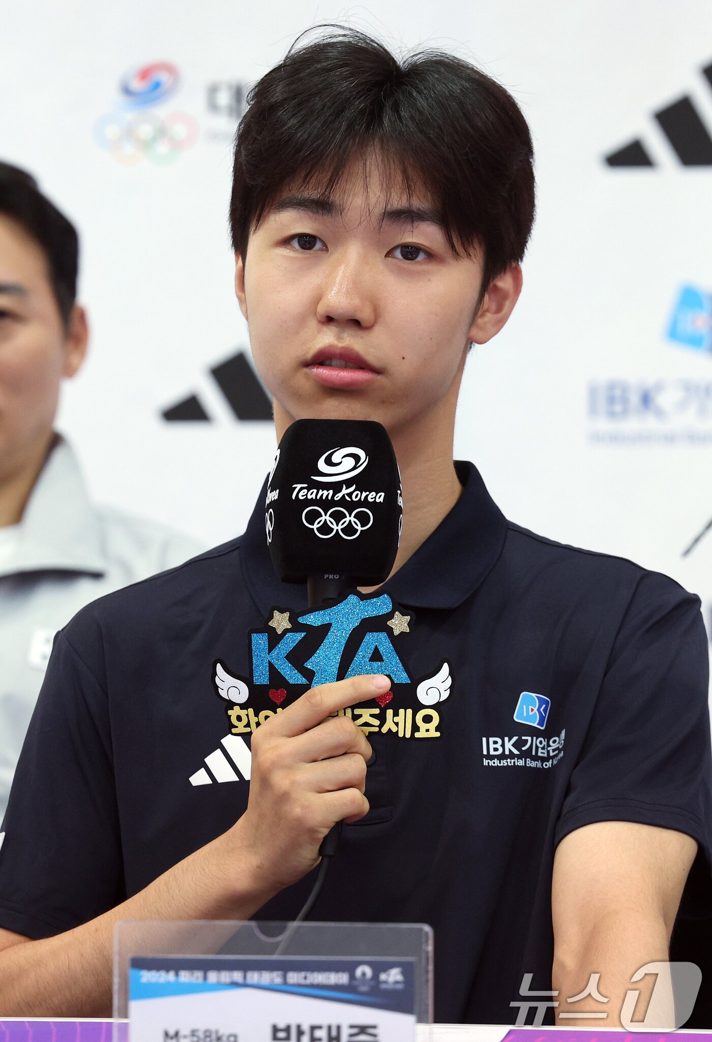본문 이미지 - 태권도 국가대표팀 박태준 선수가 25일 오후 충북 진천군 광혜원면 선수촌로 진천국가대표선수촌 태권도장에서 열린 2024 파리하계올림픽 태권도 국가대표팀 미디어데이에서 출전 각오를 밝히고 있다. 2024.6.25/뉴스1 ⓒ News1 박정호 기자