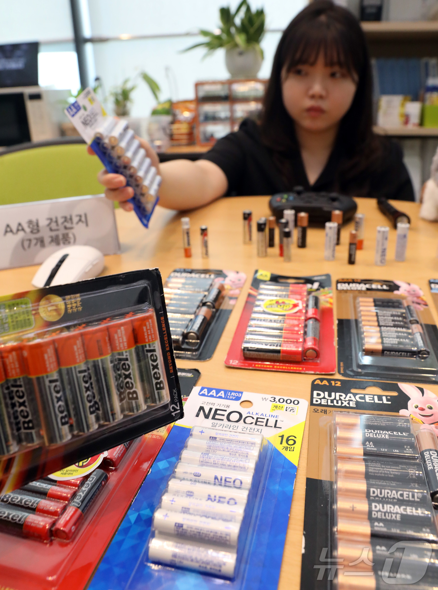 (세종=뉴스1) 김기남 기자 = 25일 세종시 정부세종청사에서 한국소비자원 관계자가 소비자선호도가 높은 건전지 14개 제품에 대한 가격대비 지속시간,  내누액·중금속 함량 등 안전 …