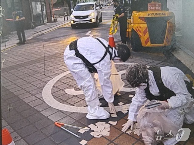 서울 성북구 석관동에 낙하된 오염물을 처리하는 모습. &#40;합동참모본부 제공&#41; 2024.6.25/뉴스1