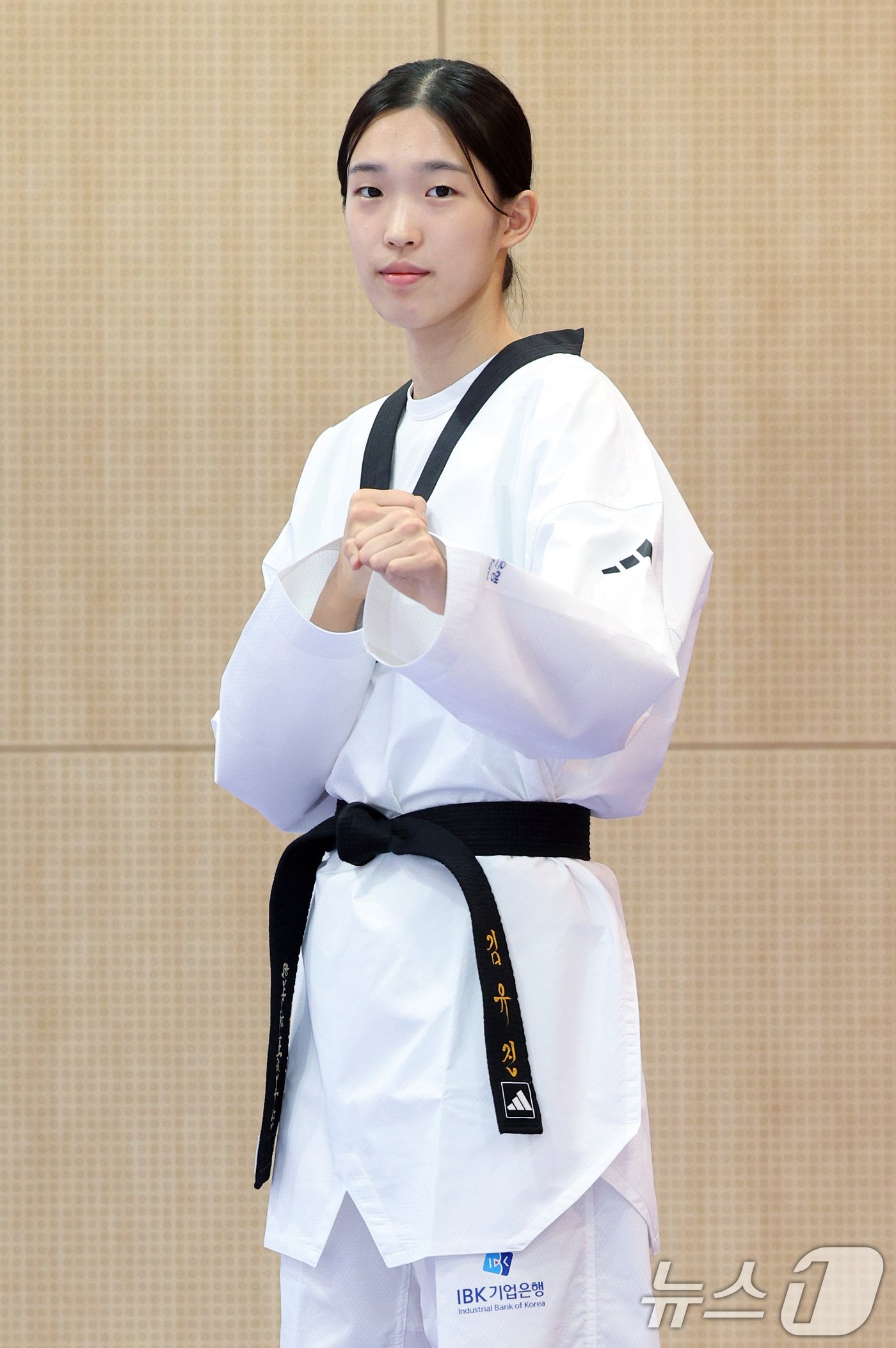 본문 이미지 - 태권도 국가대표팀 김유진 선수가 25일 오후 충북 진천군 광혜원면 선수촌로 진천국가대표선수촌 태권도장에서 열린 2024 파리하계올림픽 태권도 국가대표팀 미디어데이에서 취재진을 향해 포즈를 취하고 있다. 2024.6.25/뉴스1 ⓒ News1 박정호 기자