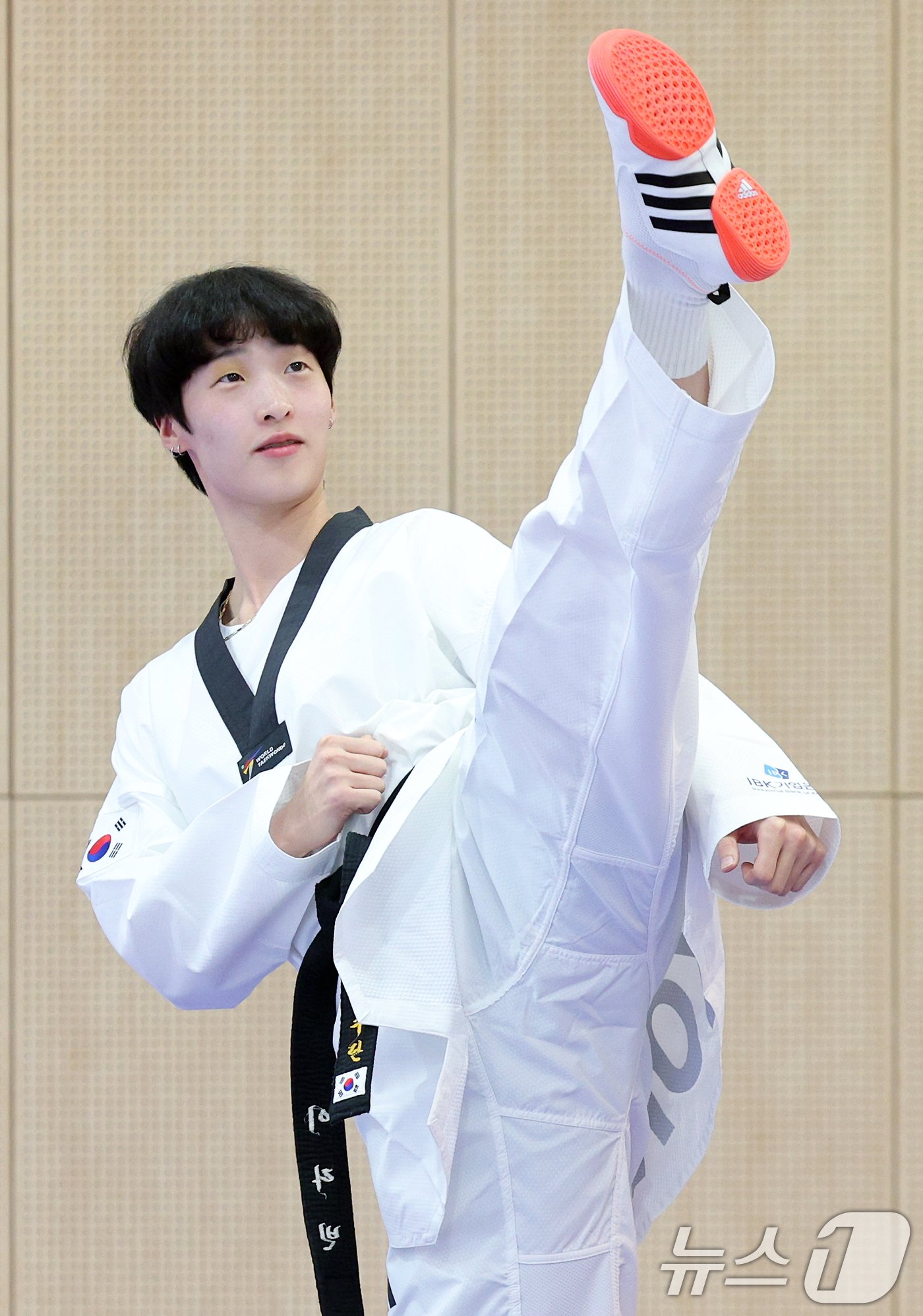 본문 이미지 - 태권도 국가대표팀 이다빈 선수가 25일 오후 충북 진천군 광혜원면 선수촌로 진천국가대표선수촌 태권도장에서 열린 2024 파리하계올림픽 태권도 국가대표팀 미디어데이에서 취재진을 향해 포즈를 취하고 있다. 2024.6.25/뉴스1 ⓒ News1 박정호 기자