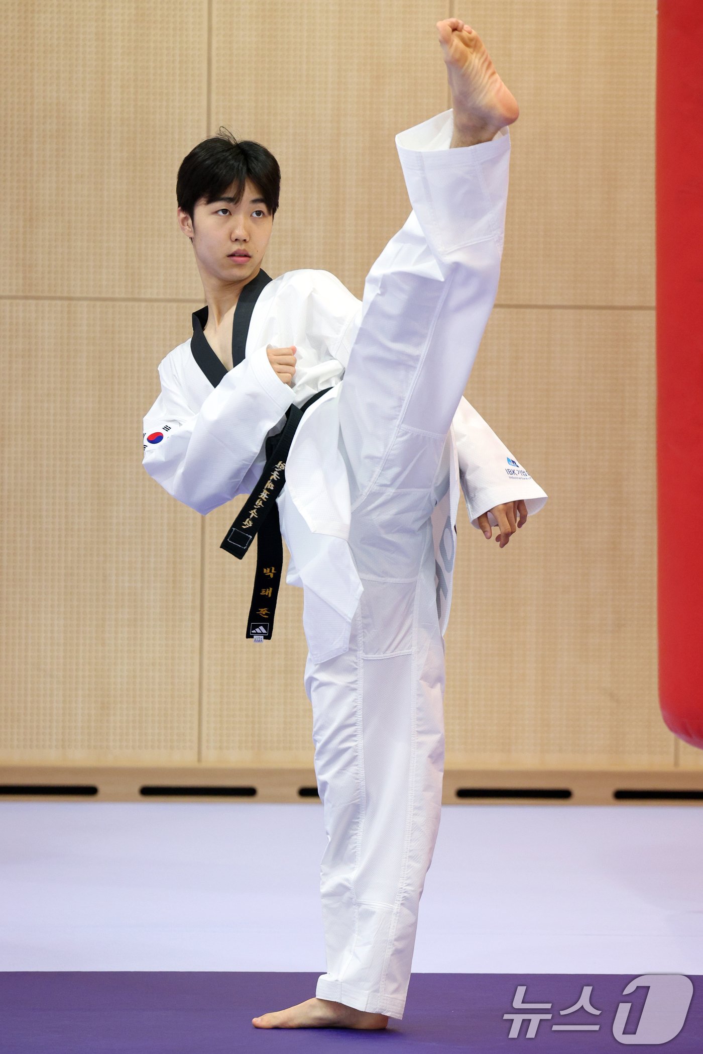 본문 이미지 - 태권도 국가대표팀 박태준 선수가 25일 오후 충북 진천군 광혜원면 선수촌로 진천국가대표선수촌 태권도장에서 열린 2024 파리하계올림픽 태권도 국가대표팀 미디어데이에서 취재진을 향해 포즈를 취하고 있다. 2024.6.25/뉴스1 ⓒ News1 박정호 기자