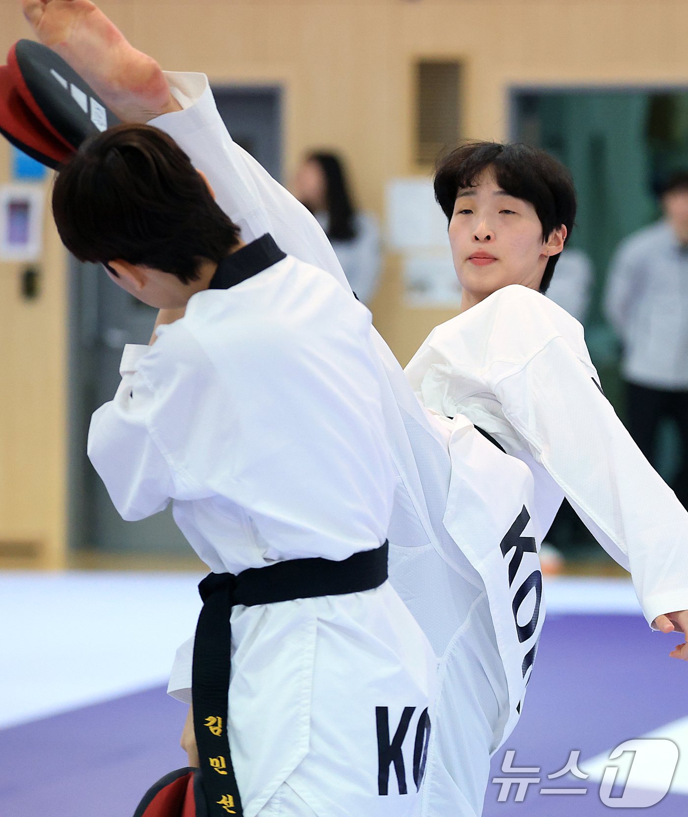 본문 이미지 - 태권도 국가대표팀 이다빈 선수가 25일 오후 충북 진천군 광혜원면 선수촌로 진천국가대표선수촌 태권도장에서 열린 2024 파리하계올림픽 태권도 국가대표팀 미디어데이에서 공개 훈련을 하고 있다. 2024.6.25/뉴스1 ⓒ News1 박정호 기자