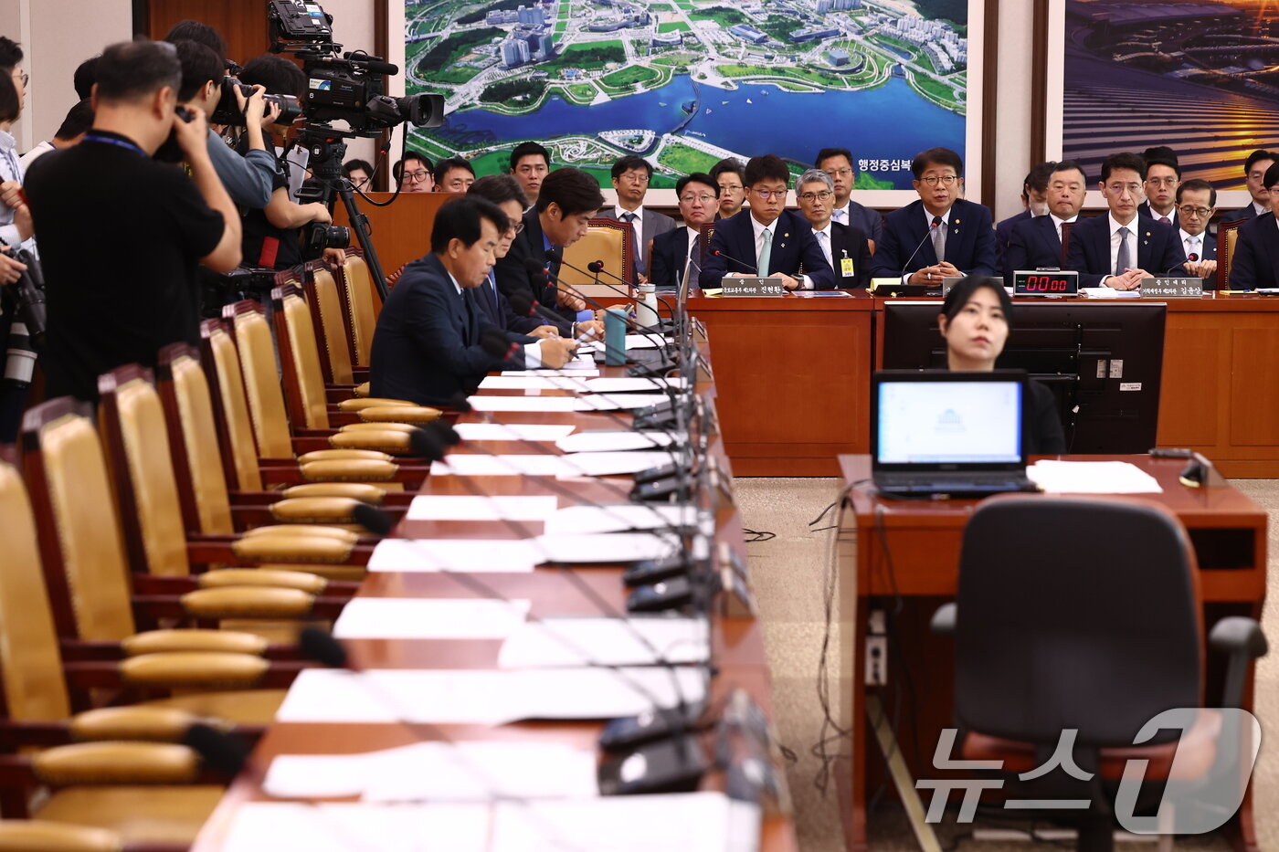 박상우 국토교통부 장관이 25일 오전 서울 여의도 국회에서 열린 국토교통위원회 전세사기 피해자 지원 대책 관련 청문회에서 국민의힘 의원들이 불참한 가운데 질의에 답하고 있다. 2024.6.25/뉴스1 ⓒ News1 김민지 기자