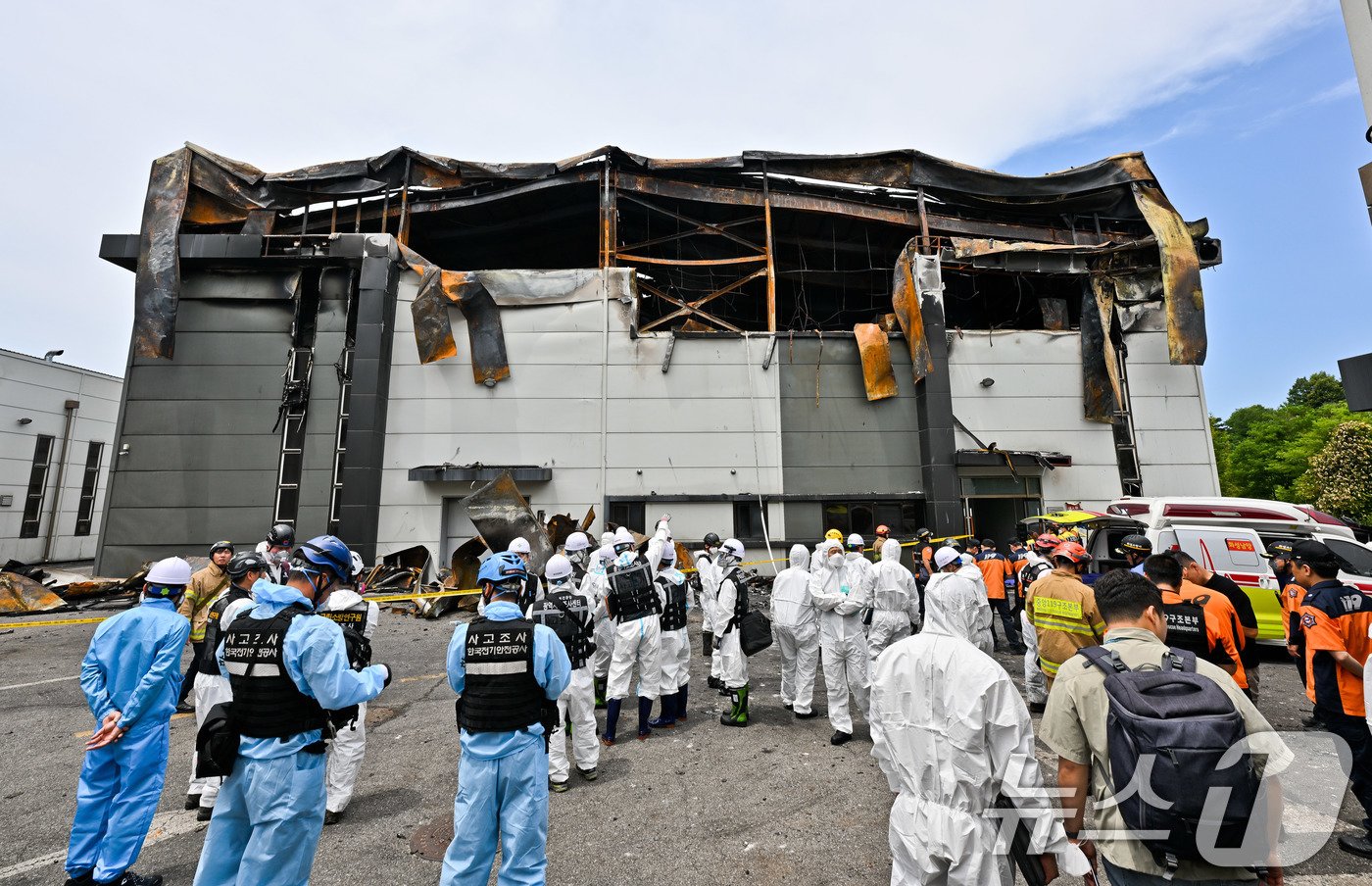 본문 이미지 - 경찰과 소방 당국, 국립과학수사연구원, 고용노동부 등으로 구성된 합동감식단이 25일 경기 화성시 리튬전지 제조 업체 '아리셀' 공장 화재 현장에서 합동 감식을 하기 위해 투입되고 있다. 전날 이 공장에선 화재로 23명의 사망·실종자가 발생했다. (공동취재) 2024.6.25/뉴스1 ⓒ News1 김영운 기자