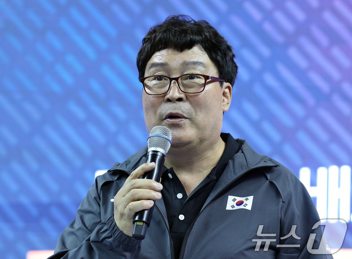 본문 이미지 - 김택규 대한배드민협회 회장이 25일 오후 충북 진천군 광혜원면 선수촌로 진천국가대표선수촌 핸드볼경기장 훈련장에서 열린 2024 파리하계올림픽 배드민턴 국가대표팀 미디어데이에서 인사말을 하고 있다. 2024.6.25/뉴스1 ⓒ News1 박정호 기자