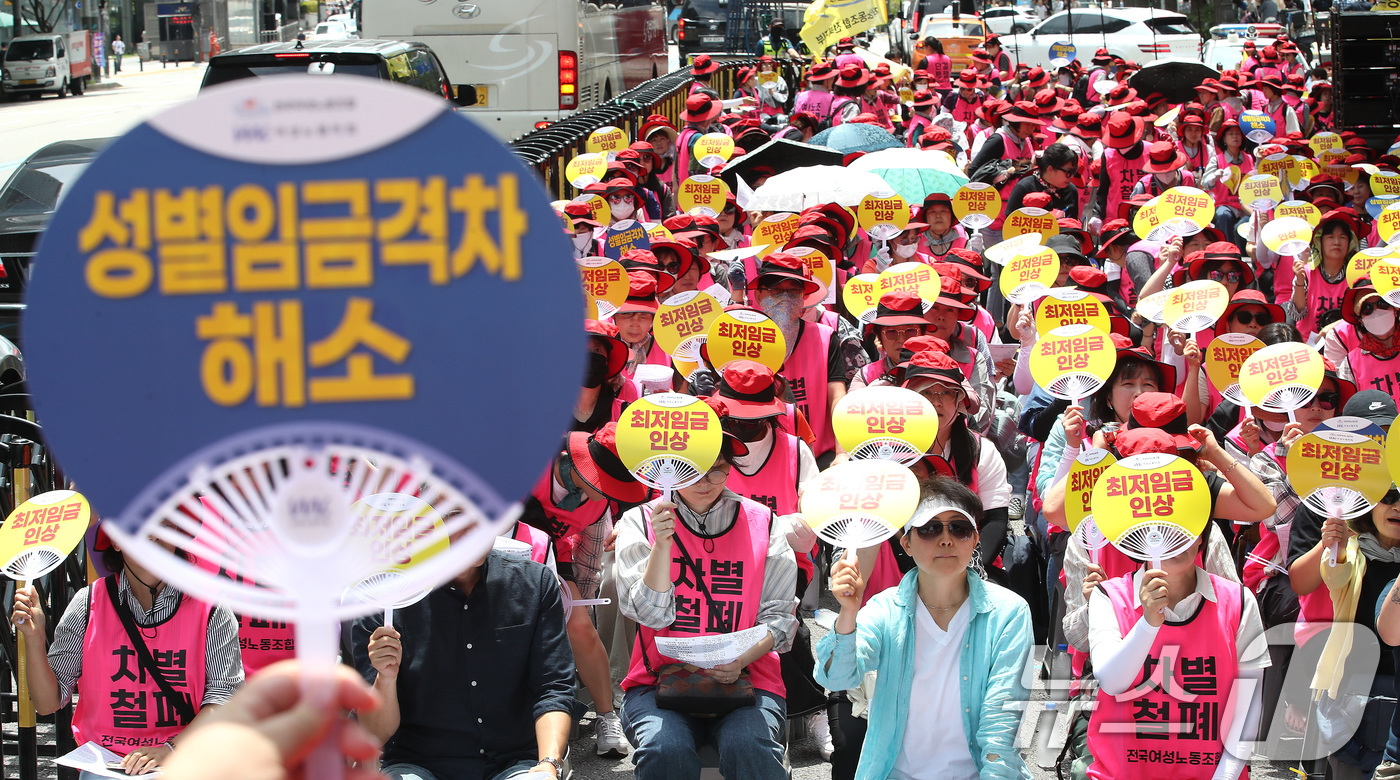 (서울=뉴스1) 임세영 기자 = 25일 서울 중구 삼일대로 서울지방고용노동청 앞에서 열린 최저임금 인상을 위한 전국여성노동자대회에서 참석자들이 '최저임금 인상'이 적힌 부채를 들고 …