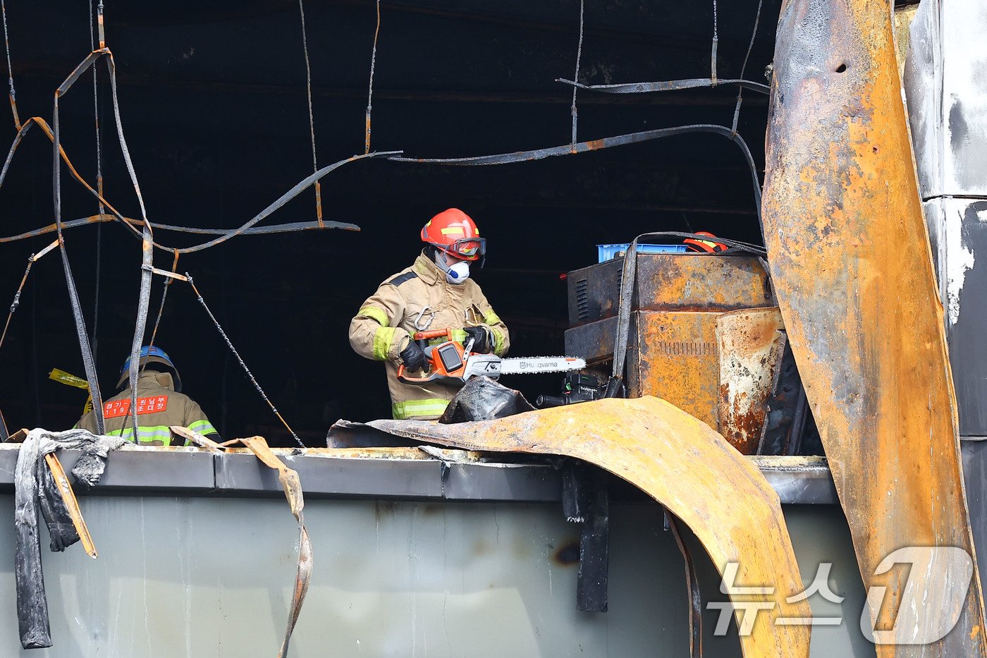 본문 이미지 - 경찰과 소방 당국, 국립과학수사연구원, 고용노동부 등으로 구성된 합동감식단이 25일 경기 화성시 리튬전지 제조 업체 '아리셀' 공장 화재 현장에서 합동 감식을 하고 있다. (공동취재) 2024.6.25/뉴스1 ⓒ News1 김영운 기자