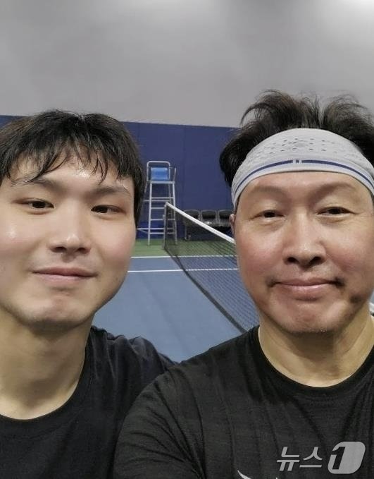 본문 이미지 - 최태원 회장이 아들 인근 씨와 테니스를 즐긴 후 함께 촬영한 사진을 SNS에 게재했다.(최태원 회장 인스타그램)