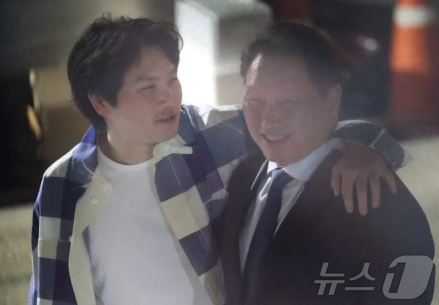 본문 이미지 - 최태원 SK그룹 회장이 지난 5일 서울 강남구 한 식당 앞에서 장남인 최인근씨와 어꺄동무를 한 채 대화하는 모습 포착됐다. &#40;온라인 커뮤니티 캡처&#41;2024.6.25/뉴스1