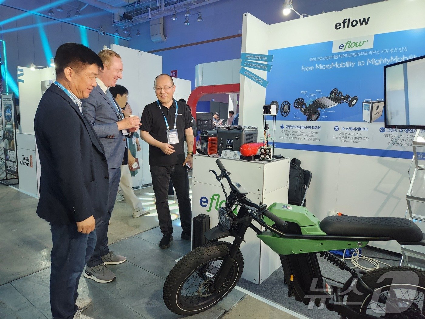 본문 이미지 - 25일 부산 벡스코에서 열린 '부산 슬러시드 2024'에서 해외 스타트업 관계자와 대화를 하고 있는 국내 참여사 2024.6.25/뉴스1 ⓒ News1 이정후 기자